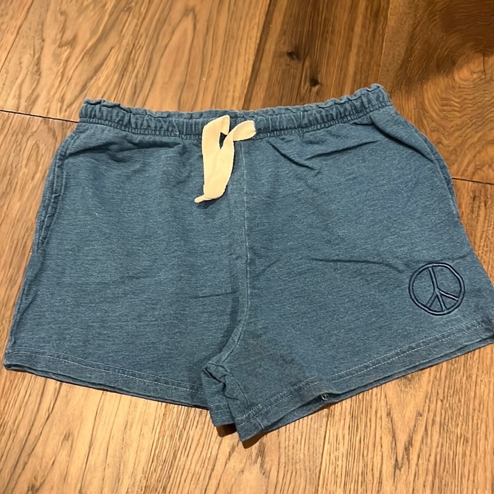 Chelsea Fleece Short
Color: MID INDIGO/PEACE
Size: 13-14